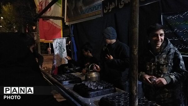 خیابان امام خمینی میزبان موکب های مردمی شد 