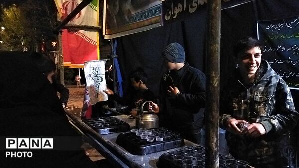 خیابان امام خمینی میزبان موکب های مردمی شد 