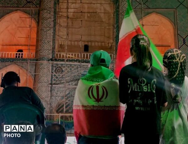تجمع مردم دارالعباده یزد در حسینیه امیرچخماق با حضور چهره‌های شبکه پویا