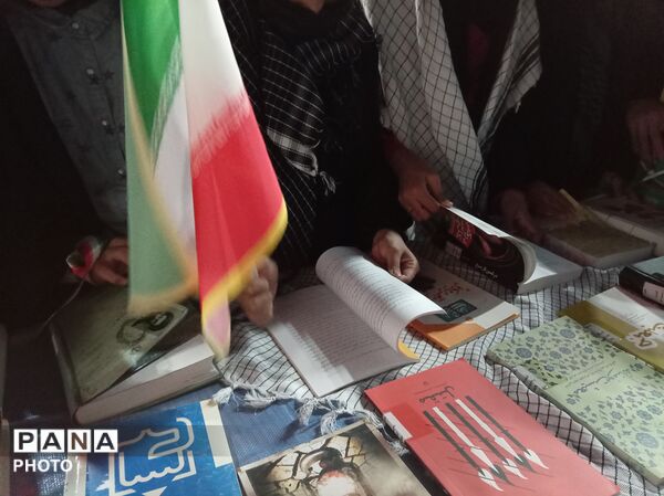 برپایی غرفه کتابخوانی در شهرستان خلیل آباد