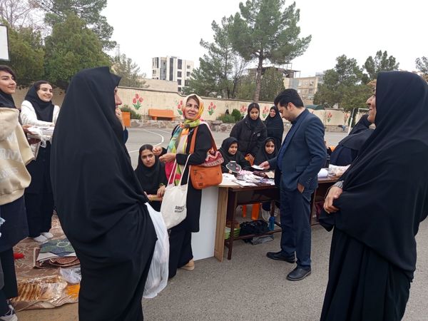 برپایی بازارچه دانش آموزی در دبیرستان شاهد هاجرشهرستان کاشمر