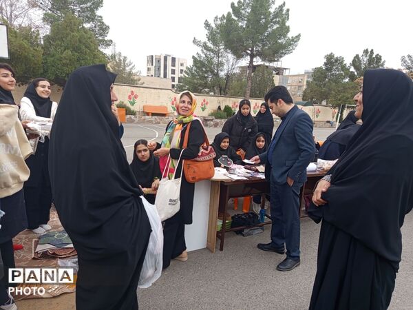 برپایی بازارچه دانش آموزی در دبیرستان شاهد هاجرشهرستان کاشمر