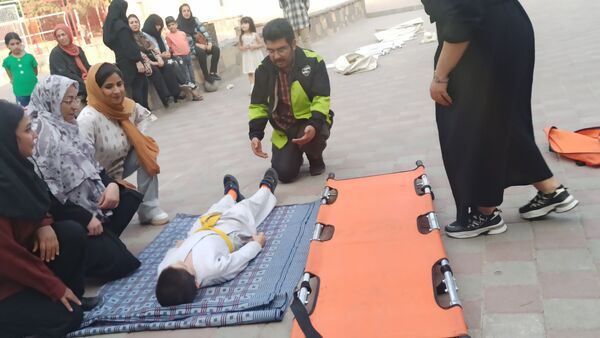 آموزش میدانی چادر زنی و حمل مصدوم برای شهروندان در پارک صادقیه مشهد  