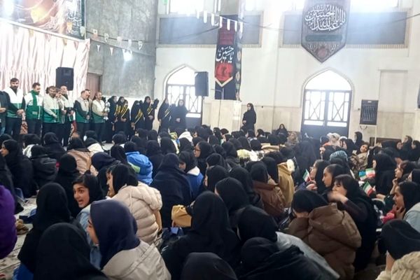 مدرسه شهید لطفی بهارستان‌دو میزبان جشن دهه فجر 