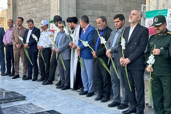 غبارروبی مزار شهدا در امام زاده حسن(ع) نسیم‌شهر