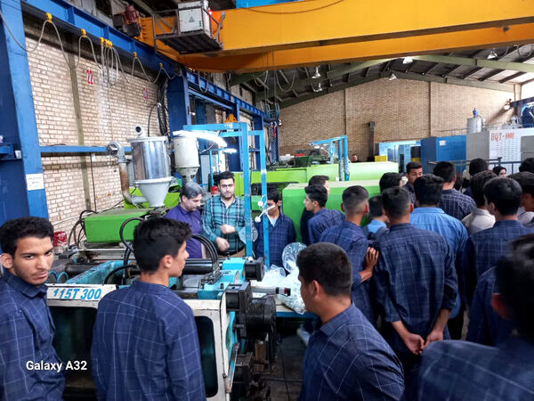 بازدید دانش‌آموزان هنرستان ثامن الائمه قم از کارخانه فریدولین