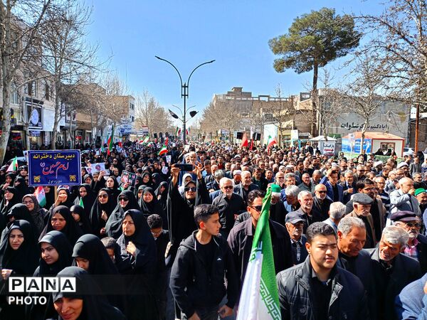 شهید وطن بر روی دستان مردم شهید پرور تشیع شد