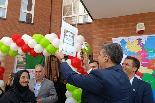 طلوع علم در مدرسه روشنگر با نغمه زنگ مهر