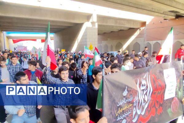 حضور دانش‌آموزان مدرسه نمونه‌‍دولتی استاد مطهری در راهپیمایی ۱۳ آبان