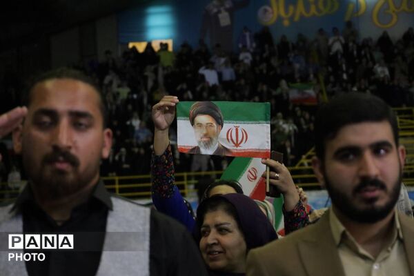 ندای هلهله فرشته‌ها در ورزشگاه انقلاب کرج 