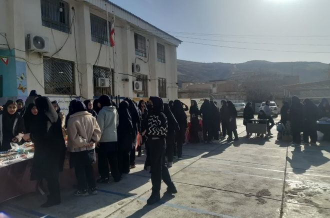 بازارچه دست‌سازهای دانش‌آموزی گلستان