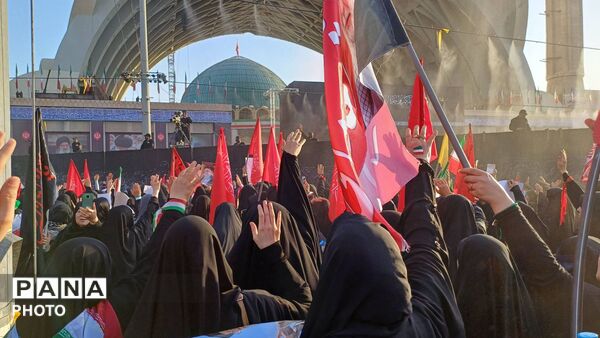 حضور فرهنگیان در آیین وداع با پیکر مطهر رهبر شهید در مصلی تهران 