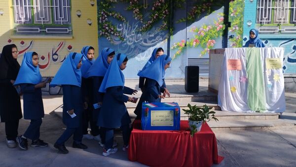 جشن عاطفه ها در مدرسه فرهنگ شهرستان خلیل آباد 