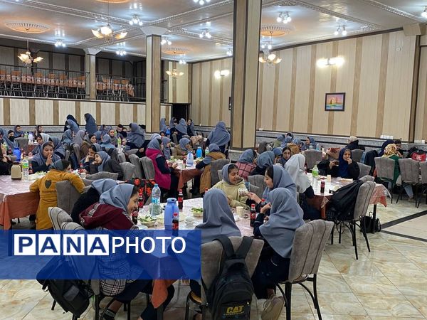 ضیافت افطاری و تقدیر از دانش آموز پیشتازان فعال