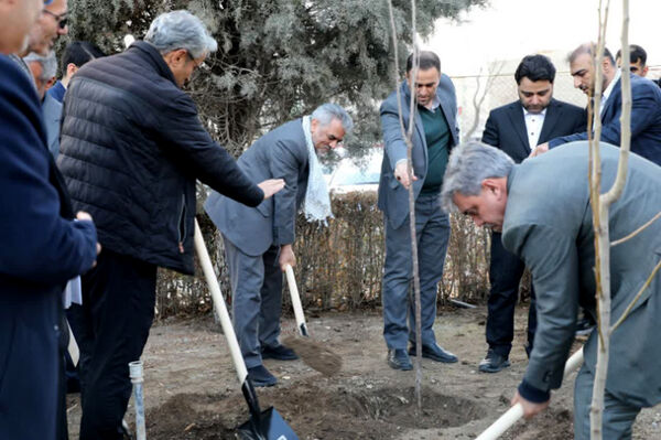 آیین گلباران مزار شهدا و غرس نهال به یاد شهدا در دانشگاه آزاد واحد کرج