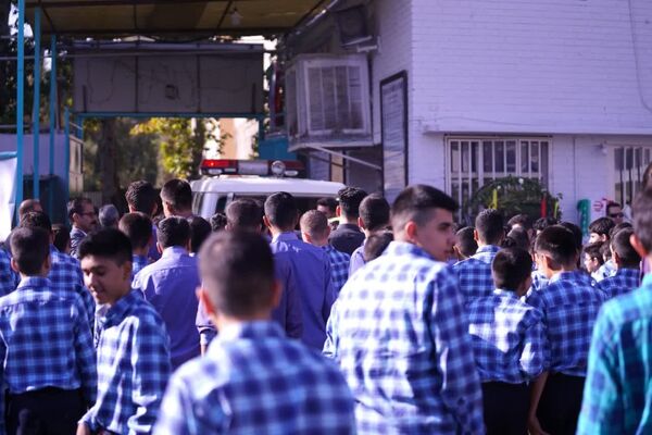 تشییع پیکر شهید تازه تفحص شده در دبیرستان پسرانه شیخ صدوق و اداره آموزش و پرورش ناحیه یک اصفهان 