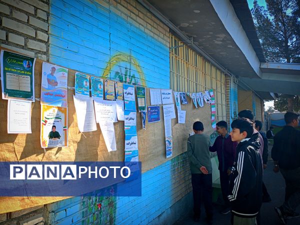 مدرسه میثاق کاشمر شاهد رقابت انتخاباتی دانش آموزان برای مدیریت مدرسه بود