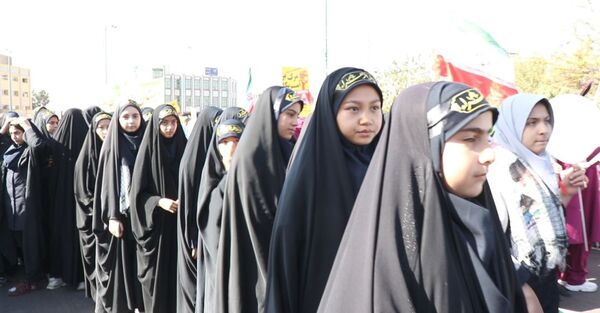 برپایی غرفه سازمان دانش‌آموزی دلیجان در راهپیمایی روز دانش‌آموز