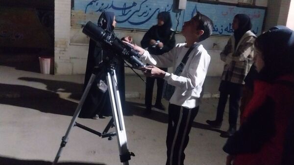 رصد ستارگان در مدرسه عزت طلایی