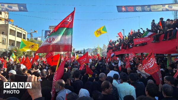 مشهد، در آغوشِ حرم، با رهبر شهید وداع کرد