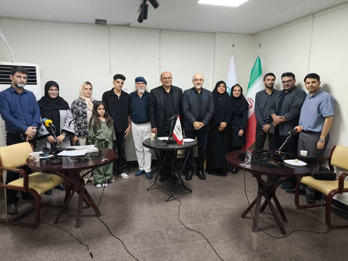 بازدید مدیر شبکه رادیویی فرهنگ از پشت صحنه برنامه آشتی‌کنان