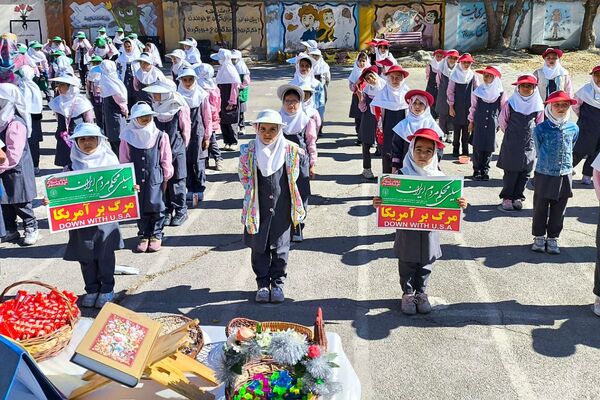 برگزاری آیین باشکوه روز دانش‌آموز در فیروزکوه؛ زنگ استکبارستیزی در این مدرسه طنین‌انداز شد