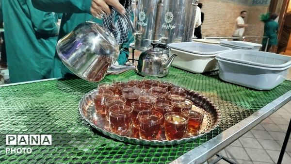 گذری بر غرفه دهه نودی ها و چایخانه حضرت زهرا(س)