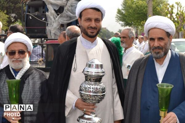 برپایی مراسمی برای اهتزاز پرچم حرم مطهر رضوی مصادف با دهه کرامت  در شهرک امیریه