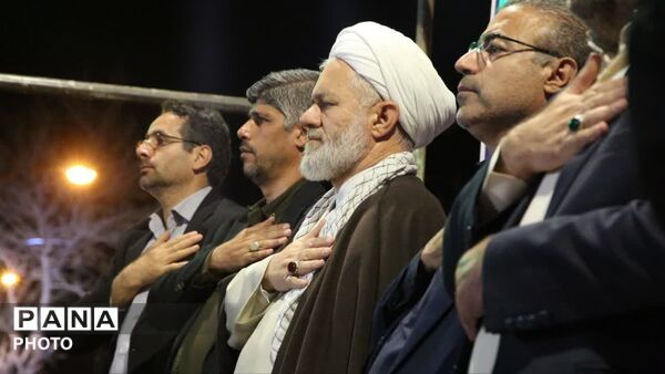 مسئولان در کنار مردم در اجتماع حمایت از نیروهای مسلح در اسدآباد