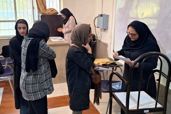 دیدار اولیا و معلمان در جهت بررسی وضعیت تحصیلی دانش‌آموزان 
