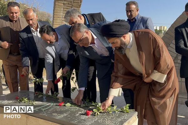 گلباران مزار شهدای فیروزکوه هم‌زمان با آغاز هفته دولت؛ تجدید میثاق مسئولان با آرمان‌های شهدا