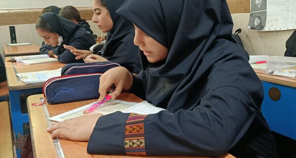 آزمون تلاوت قرآن دانش‌آموزان دبیرستان تیمسار فلاحی ناحیه یک کرج 