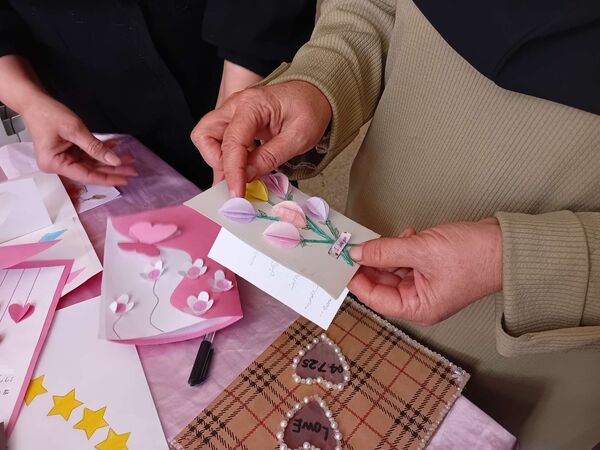 ساخت کارت پستال در هفته سلامت‌روان توسط دانش‌آموزان مدرسه مادرمهربان خلیل‌آباد