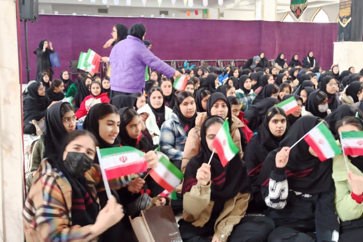 مدرسه شهید لطفی بهارستان‌دو میزبان جشن دهه فجر 