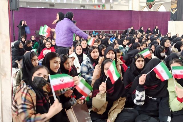 مدرسه شهید لطفی بهارستان‌دو میزبان جشن دهه فجر 