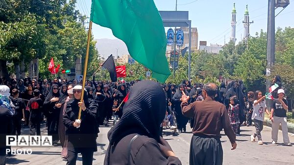  برافراشته شدن پرچم های «یالثارات‌الحسین» بر دوش عزاداران حسینی کامیاران