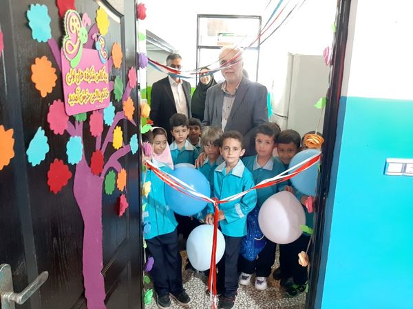 ورود شکوفه‌ها به مدارس در عباس آباد 