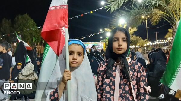 پیوند یک زوج در دل تجمعات شبانه
