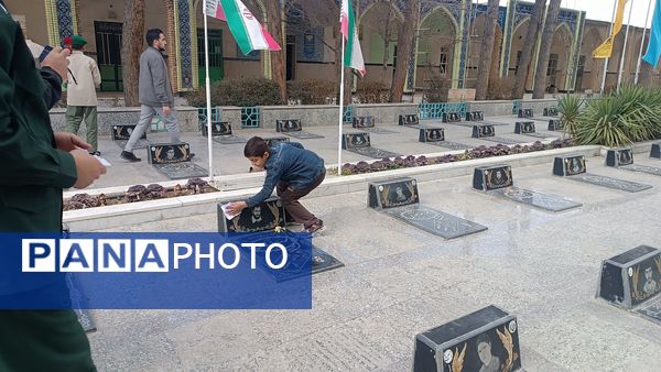 غبار روبی مزار شهدا نیشابور در هفته امور تربیتی