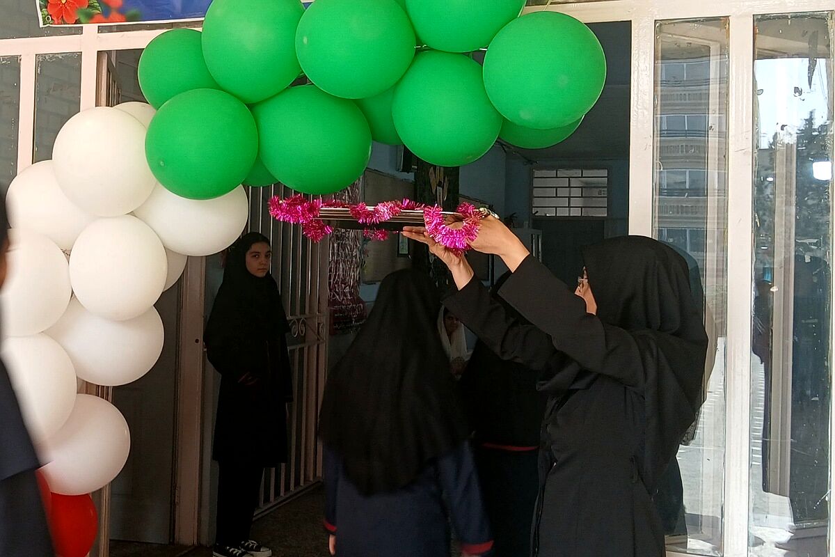  جشن جوانه ها در دبیرستان دخترانه بعثت۲ شهرک وایین آغاز فصل نوین یادگیری