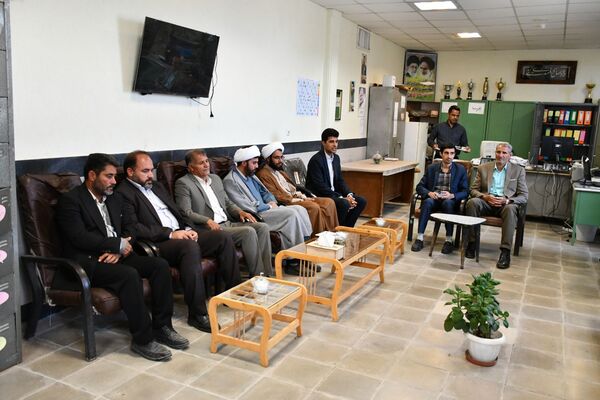 حضور امام جمعه، فرماندار و مدیر آموزش پرورش مه ولات در مدارس شهرستان