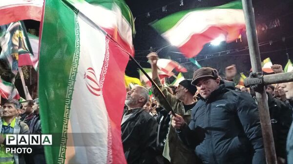 آسمان ملایر پر از نور؛ کودکان و دلدادگان در استقبال از پرچم رضوی