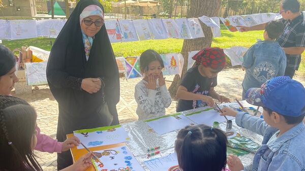 فرزندان ایران زمین در کنار آرامگاه حکیم‌ توس