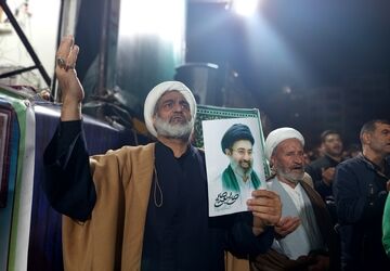 خیابان های بروجردی ها در شانزدهمین شب از اجتماعات لبریز از فرهنگیانی بود که به وطنشان عشق می ورزیدند
