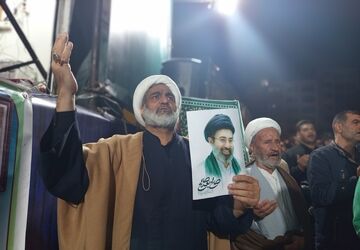 خیابان های بروجردی ها در شانزدهمین شب از اجتماعات لبریز از فرهنگیانی بود که به وطنشان عشق می ورزیدند