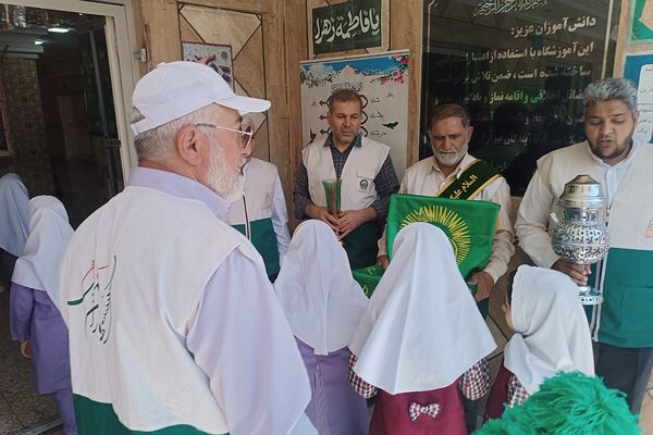 مراسم  پرچم گردانی  بارگاه حضرت علی بن موسی‌الرضا (ع) در مدرسه باهنر ملارد به مناسبت دهه کرامت