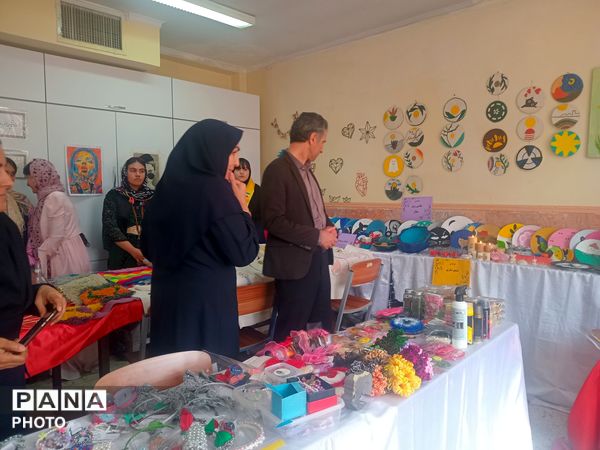 نمایشگاه کار و فناوری در دبیرستان نشاط بهارستان‌دو