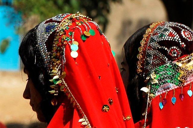مِینا، آینه‌ای از آسمان آبی، بر لچک، تاجی از شرافت