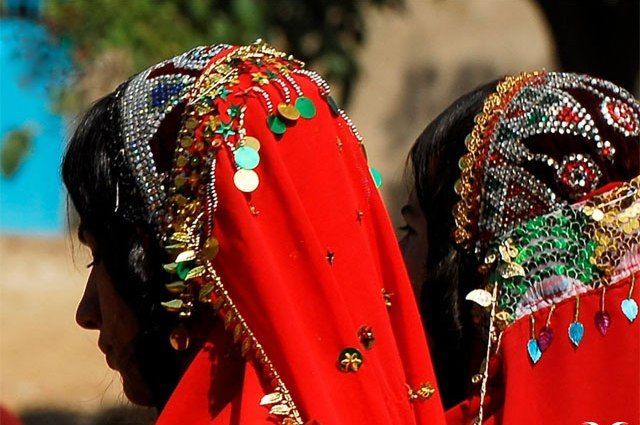 مِینا، آینه‌ای از آسمان آبی، بر لچک، تاجی از شرافت