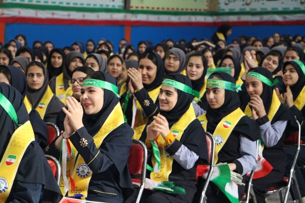 هم‌سرایی هزار نفری دانش‌آموزان یاور انقلاب در اسلامشهر